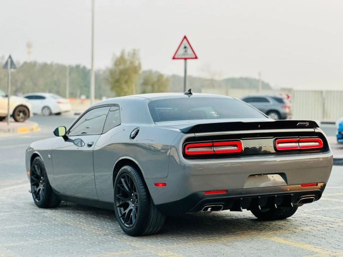 Подержанный Dodge Challenger GT III Рестайлинг 2, 3.6 л, 2019 в Шардже от Kandy Cars Серый цвет. Американская | AUTO.AE