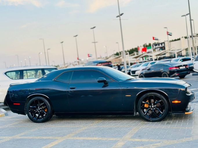 Подержанный Dodge Challenger R_T III Рестайлинг 2, 5.7 л, 2019 в Шардже от Kandy Cars Черный цвет. Американская | AUTO.AE
