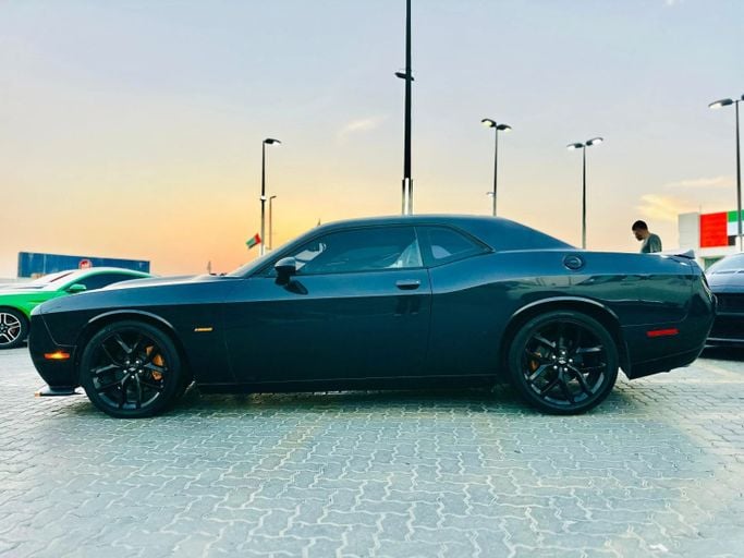 Подержанный Dodge Challenger R_T III Рестайлинг 2, 5.7 л, 2019 в Шардже от Kandy Cars Черный цвет. Американская | AUTO.AE