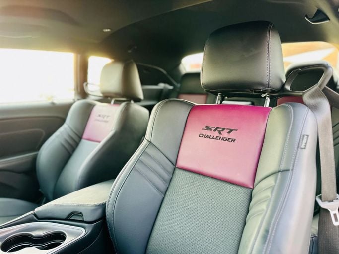 Подержанный Dodge Challenger GT III Рестайлинг 2, 3.6 л, 2022 в Шардже от Kandy Cars Пурпурный цвет. Американская | AUTO.AE
