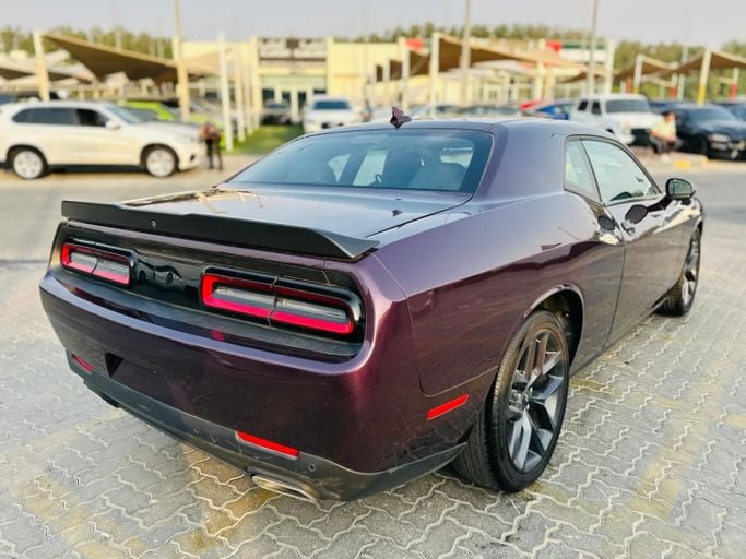 Подержанный Dodge Challenger GT III Рестайлинг 2, 3.6 л, 2022 в Шардже от Kandy Cars Пурпурный цвет. Американская | AUTO.AE
