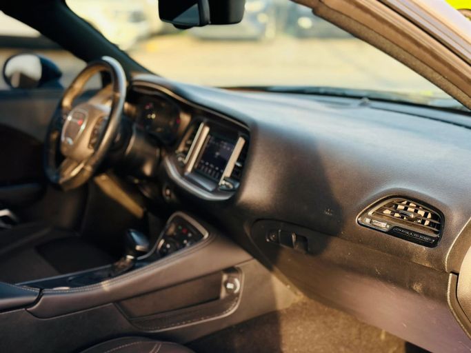 Подержанный Dodge Challenger SXT III Рестайлинг 2, 3.6 л, 2019 в Шардже от Kandy Cars Серый цвет. Американская | AUTO.AE