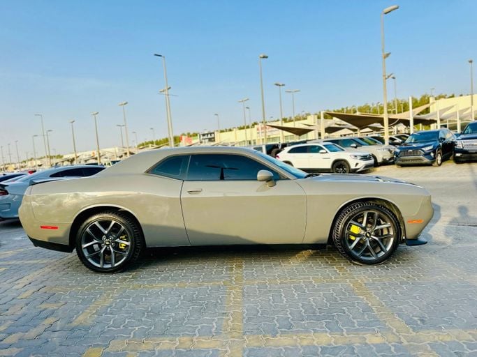 Подержанный Dodge Challenger SXT III Рестайлинг 2, 3.6 л, 2019 в Шардже от Kandy Cars Серый цвет. Американская | AUTO.AE