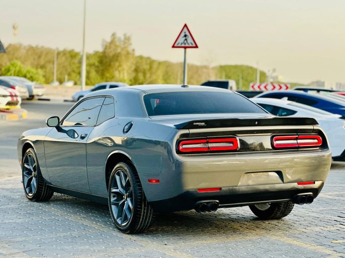 Подержанный Dodge Challenger SXT III Рестайлинг 2, 3.6 л, 2019 в Шардже от Kandy Cars Серый цвет. Американская | AUTO.AE