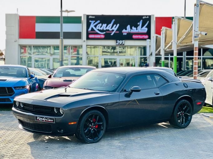 Подержанный Dodge Challenger SXT III Рестайлинг 2, 3.6 л, 2020 в Шардже от Kandy Cars Серый цвет. Американская | AUTO.AE