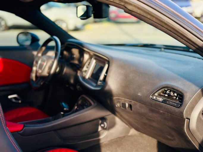 Подержанный Dodge Challenger SXT III Рестайлинг 2, 3.6 л, 2020 в Шардже от Kandy Cars Серый цвет. Американская | AUTO.AE