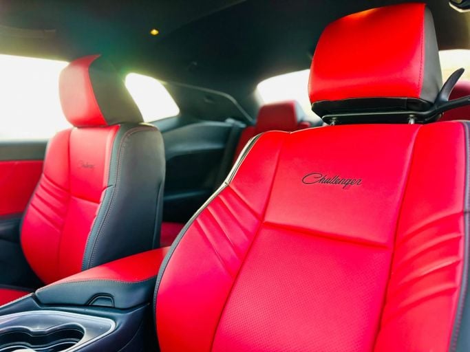 Подержанный Dodge Challenger SXT III Рестайлинг 2, 3.6 л, 2020 в Шардже от Kandy Cars Серый цвет. Американская | AUTO.AE
