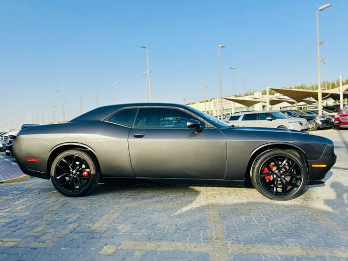 Подержанный Dodge Challenger SXT III Рестайлинг 2, 3.6 л, 2020 в Шардже от Kandy Cars Серый цвет. Американская | AUTO.AE