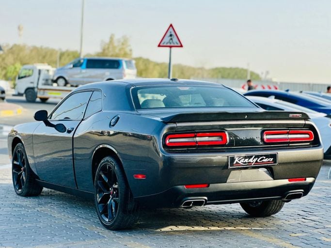 Подержанный Dodge Challenger SXT III Рестайлинг 2, 3.6 л, 2020 в Шардже от Kandy Cars Серый цвет. Американская | AUTO.AE