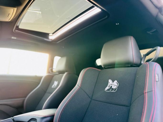 Подержанный Dodge Challenger R_T III Рестайлинг 2, 6.4 л, 2019 в Шардже от Kandy Cars Красный цвет. Американская | AUTO.AE
