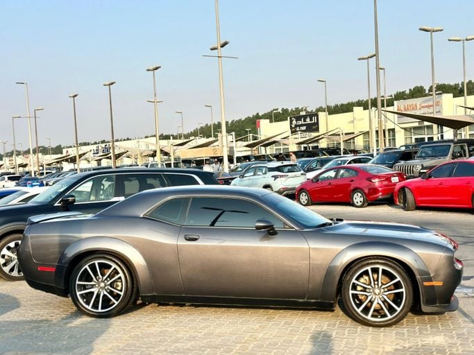 Подержанный Dodge Challenger R_T III Рестайлинг 2, 5.7 л, 2023 в Шардже от Kandy Cars Серый цвет. Американская | AUTO.AE