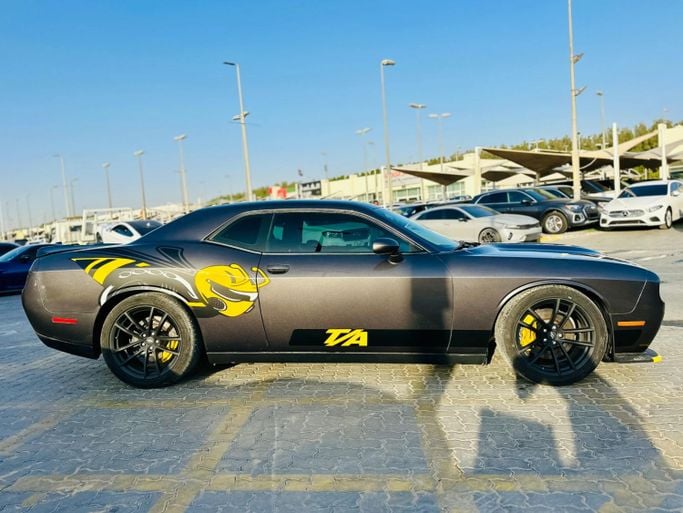 Подержанный Dodge Challenger R_T III Рестайлинг 2, 6.4 л, 2020 в Шардже от Kandy Cars Серый цвет. Американская | AUTO.AE