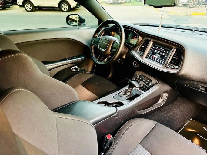 Подержанный Dodge Challenger R_T III Рестайлинг 2, 5.7 л, 2023 в Шардже от Kandy Cars Серый цвет. Американская | AUTO.AE