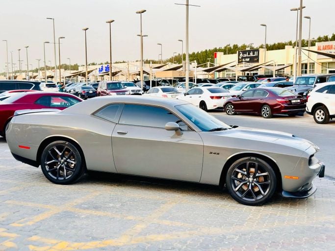 Подержанный Dodge Challenger R_T III Рестайлинг 2, 5.7 л, 2023 в Шардже от Kandy Cars Серый цвет. Американская | AUTO.AE