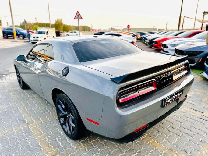Подержанный Dodge Challenger R_T III Рестайлинг 2, 5.7 л, 2023 в Шардже от Kandy Cars Серый цвет. Американская | AUTO.AE
