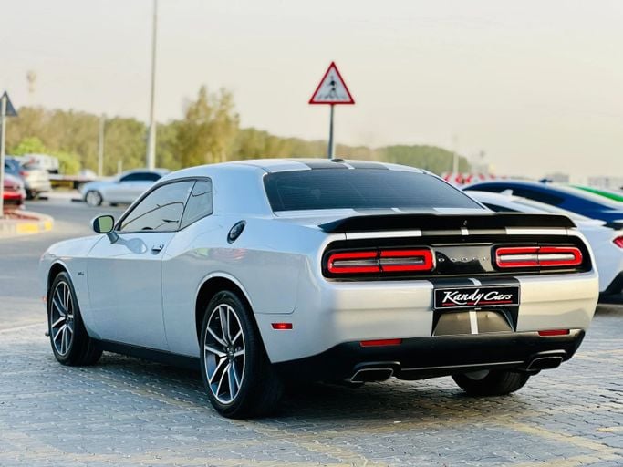 Подержанный Dodge Challenger R_T III Рестайлинг 2, 5.7 л, 2023 в Шардже от Kandy Cars Серебристый цвет. Американская | AUTO.AE