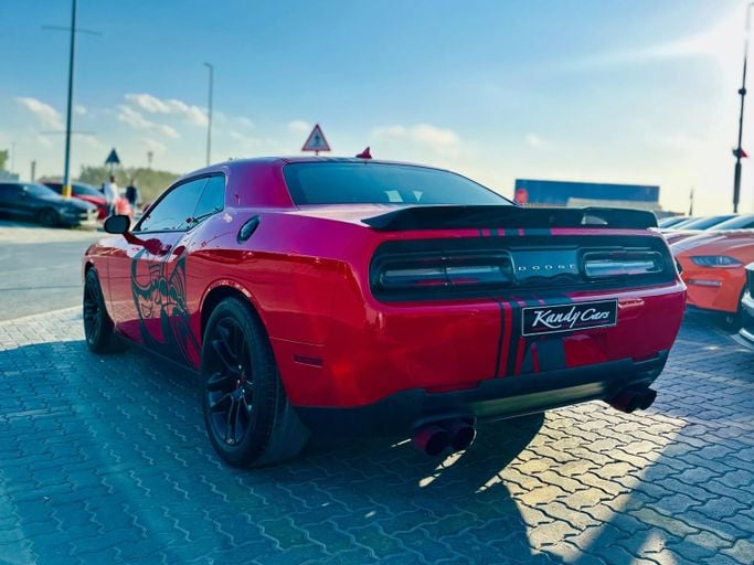 Подержанный Dodge Challenger SRT III Рестайлинг 2, 6.4 л, 2022 в Шардже от Kandy Cars Красный цвет. Американская | AUTO.AE