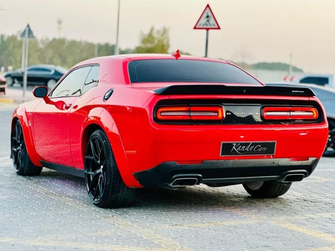 Подержанный Dodge Challenger SRT III Рестайлинг 2, 6.4 л, 2022 в Шардже от Kandy Cars Красный цвет. Американская | AUTO.AE