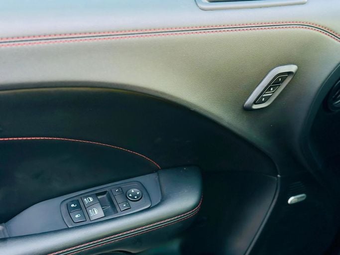 Подержанный Dodge Challenger R_T III Рестайлинг 2, 6.4 л, 2023 в Шардже от Kandy Cars Черный цвет. Американская | AUTO.AE
