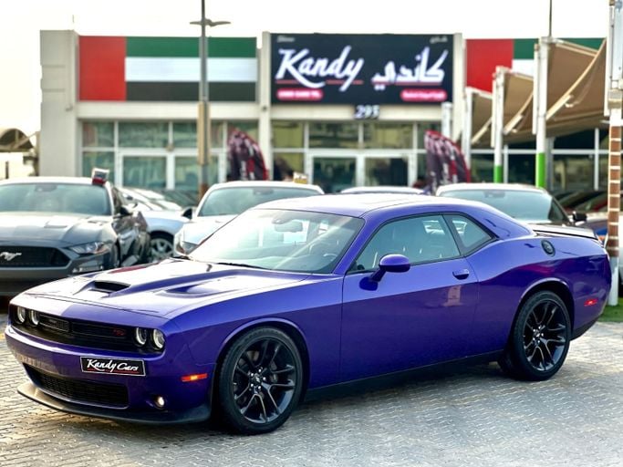 Подержанный Dodge Challenger R_T III Рестайлинг 2, 6.4 л, 2023 в Шардже от Kandy Cars Пурпурный цвет. Американская | AUTO.AE