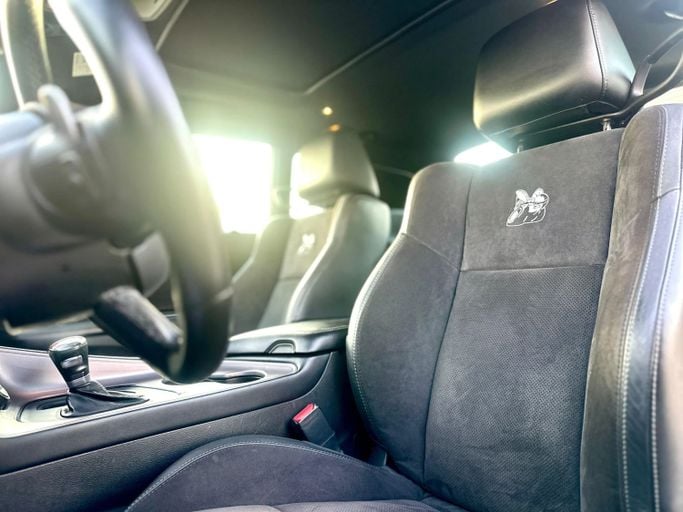 Подержанный Dodge Challenger R_T III Рестайлинг 2, 6.4 л, 2023 в Шардже от Kandy Cars Пурпурный цвет. Американская | AUTO.AE
