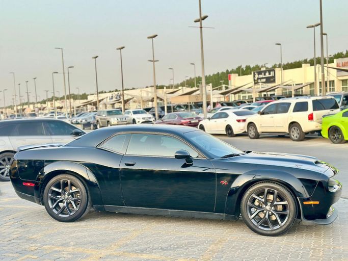 Подержанный Dodge Challenger R_T III Рестайлинг 2, 5.7 л, 2023 в Шардже от Kandy Cars Черный цвет. Американская | AUTO.AE