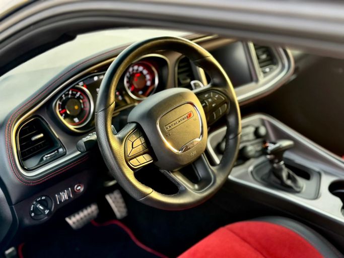 Подержанный Dodge Challenger R_T III Рестайлинг 2, 6.4 л, 2022 в Шардже от Kandy Cars Черный цвет. Американская | AUTO.AE