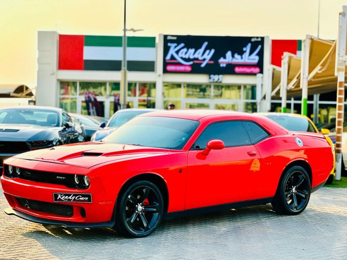 Подержанный Dodge Challenger SXT III Рестайлинг 2, 3.6 л, 2020 в Шардже от Kandy Cars Красный цвет. Американская | AUTO.AE