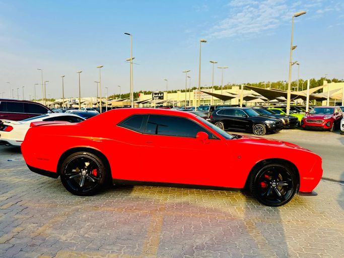 Подержанный Dodge Challenger SXT III Рестайлинг 2, 3.6 л, 2020 в Шардже от Kandy Cars Красный цвет. Американская | AUTO.AE
