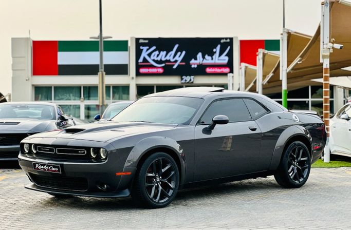 Подержанный Dodge Challenger SXT III Рестайлинг 2, 3.6 л, 2022 в Шардже от Kandy Cars Черный цвет. Американская | AUTO.AE