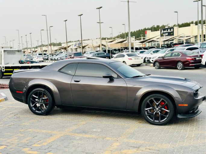 Подержанный Dodge Challenger SXT III Рестайлинг 2, 3.6 л, 2022 в Шардже от Kandy Cars Черный цвет. Американская | AUTO.AE