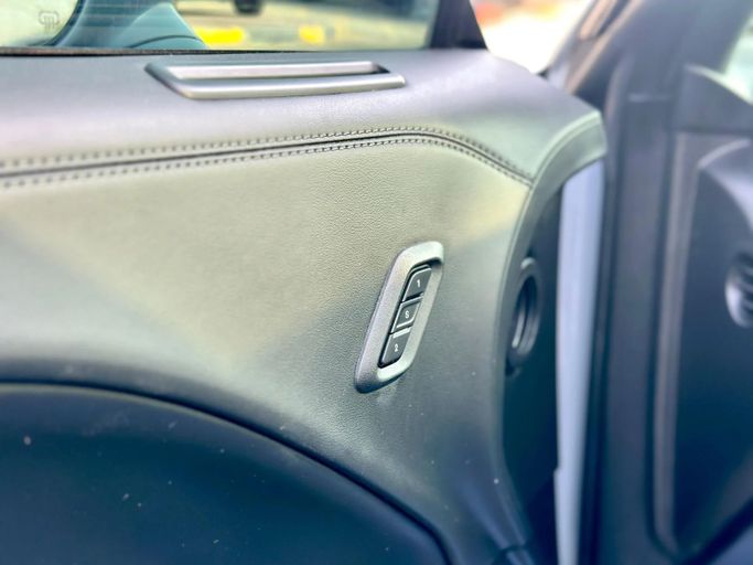 Подержанный Dodge Challenger R_T III Рестайлинг 2, 5.7 л, 2022 в Шардже от Kandy Cars Серый цвет. Американская | AUTO.AE