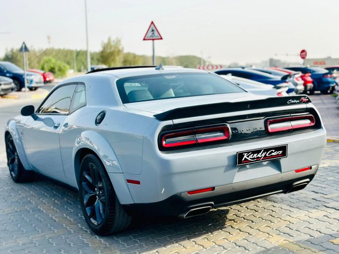 Подержанный Dodge Challenger R_T III Рестайлинг 2, 5.7 л, 2022 в Шардже от Kandy Cars Серый цвет. Американская | AUTO.AE