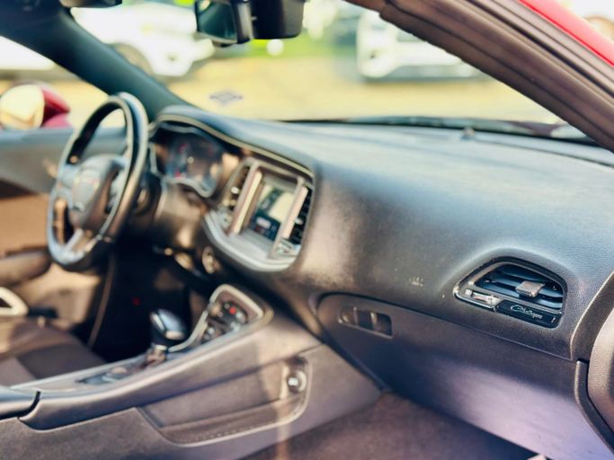 Подержанный Dodge Challenger SXT III Рестайлинг 2, 3.6 л, 2021 в Шардже от Kandy Cars Бордовый цвет. Американская | AUTO.AE