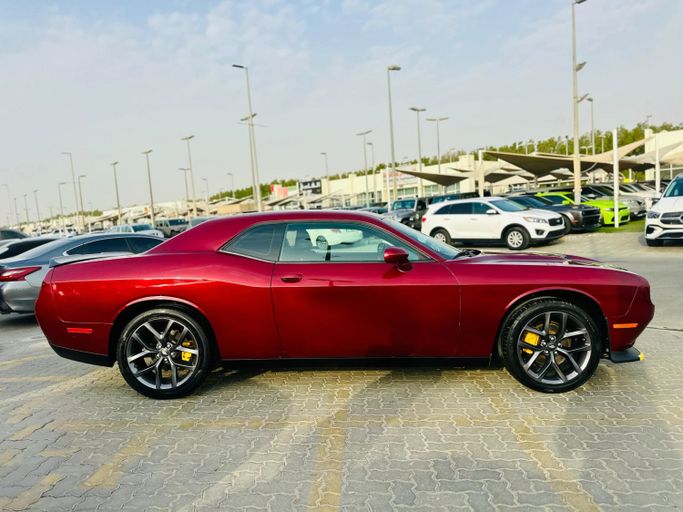 Подержанный Dodge Challenger SXT III Рестайлинг 2, 3.6 л, 2021 в Шардже от Kandy Cars Бордовый цвет. Американская | AUTO.AE