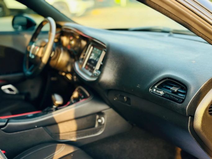 Подержанный Dodge Challenger SXT III Рестайлинг 2, 3.6 л, 2021 в Шардже от Kandy Cars Черный цвет. Американская | AUTO.AE