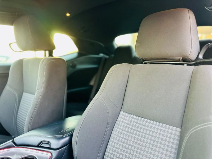 Подержанный Dodge Challenger SXT III Рестайлинг 2, 3.6 л, 2021 в Шардже от Kandy Cars Черный цвет. Американская | AUTO.AE