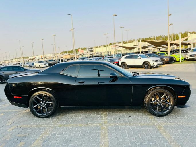 Подержанный Dodge Challenger SXT III Рестайлинг 2, 3.6 л, 2021 в Шардже от Kandy Cars Черный цвет. Американская | AUTO.AE