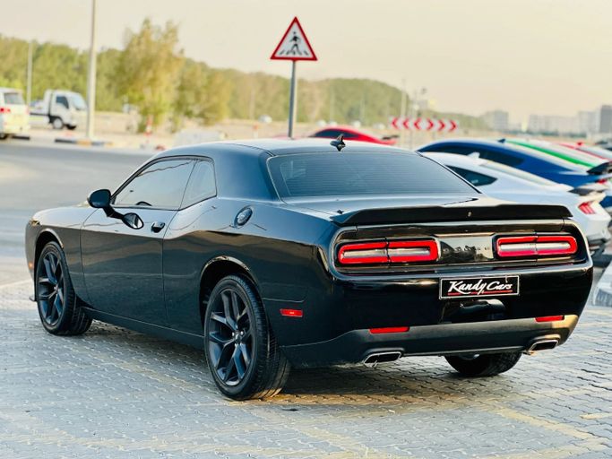 Подержанный Dodge Challenger SXT III Рестайлинг 2, 3.6 л, 2021 в Шардже от Kandy Cars Черный цвет. Американская | AUTO.AE
