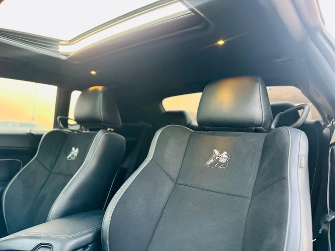 Подержанный Dodge Challenger SRT III Рестайлинг 2, 6.4 л, 2019 в Шардже от Kandy Cars Серый цвет. Американская | AUTO.AE