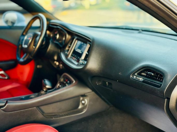 Подержанный Dodge Challenger SXT III Рестайлинг 2, 3.6 л, 2019 в Шардже от Kandy Cars Белый цвет. Американская | AUTO.AE