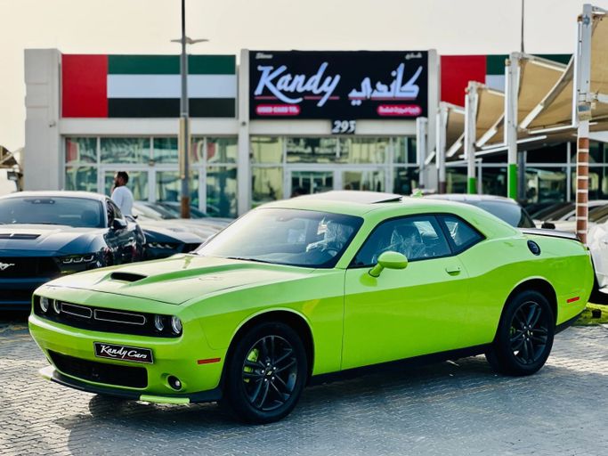 Подержанный Dodge Challenger SXT III Рестайлинг 2, 3.6 л, 2019 в Шардже от Kandy Cars Зеленый цвет. Канадская | AUTO.AE