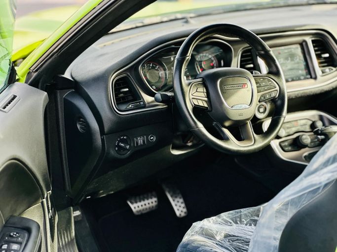 Подержанный Dodge Challenger SXT III Рестайлинг 2, 3.6 л, 2019 в Шардже от Kandy Cars Зеленый цвет. Канадская | AUTO.AE