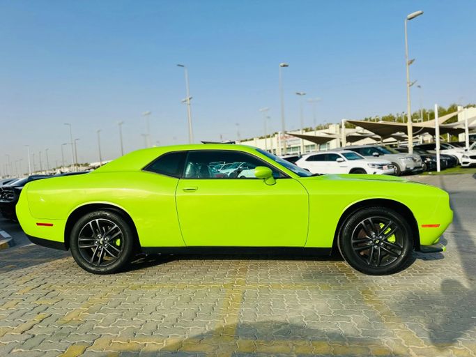 Подержанный Dodge Challenger SXT III Рестайлинг 2, 3.6 л, 2019 в Шардже от Kandy Cars Зеленый цвет. Канадская | AUTO.AE