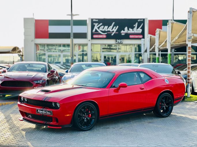 Подержанный Dodge Challenger SXT III Рестайлинг 2, 3.6 л, 2022 в Шардже от Kandy Cars Красный цвет. Американская | AUTO.AE