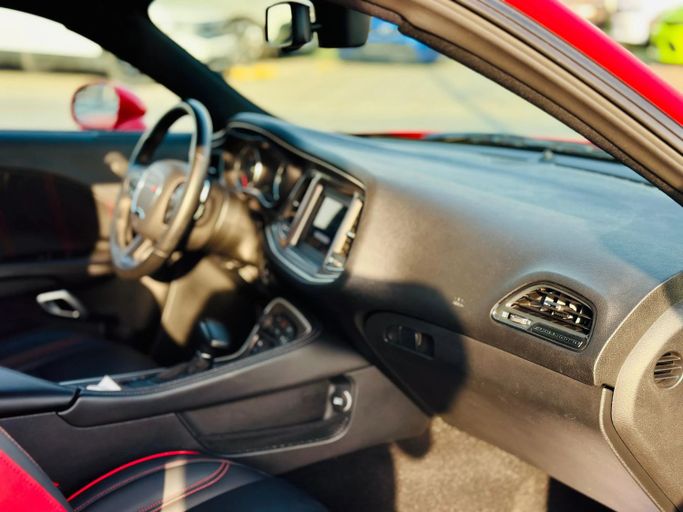 Подержанный Dodge Challenger SXT III Рестайлинг 2, 3.6 л, 2022 в Шардже от Kandy Cars Красный цвет. Американская | AUTO.AE