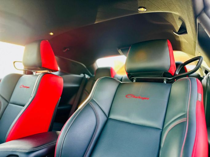 Подержанный Dodge Challenger SXT III Рестайлинг 2, 3.6 л, 2022 в Шардже от Kandy Cars Красный цвет. Американская | AUTO.AE