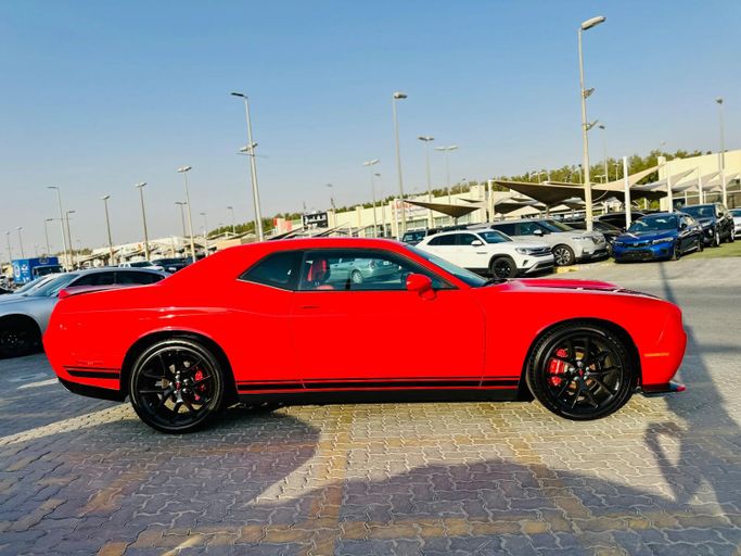 Подержанный Dodge Challenger SXT III Рестайлинг 2, 3.6 л, 2022 в Шардже от Kandy Cars Красный цвет. Американская | AUTO.AE