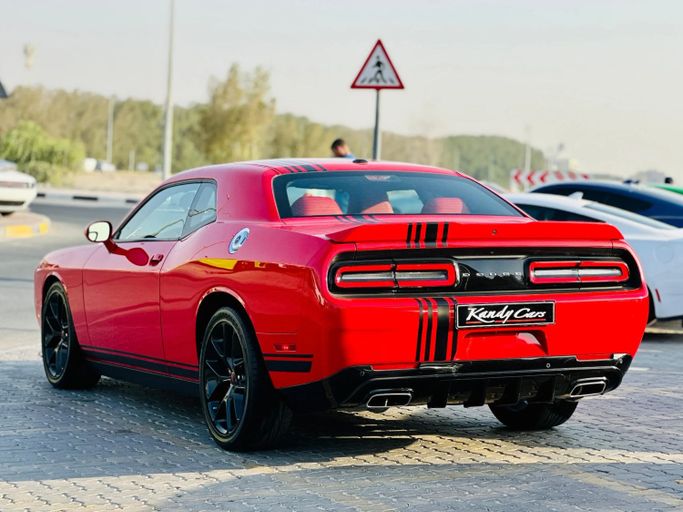 Подержанный Dodge Challenger SXT III Рестайлинг 2, 3.6 л, 2022 в Шардже от Kandy Cars Красный цвет. Американская | AUTO.AE