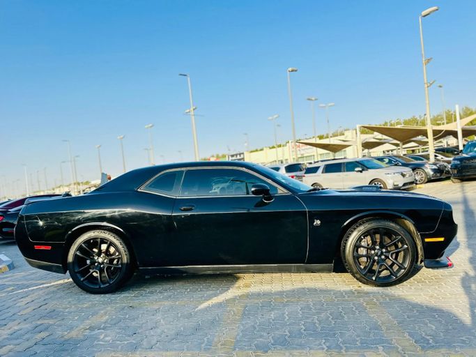Подержанный Dodge Challenger R_T III Рестайлинг 2, 6.4 л, 2021 в Шардже от Kandy Cars Черный цвет. Американская | AUTO.AE